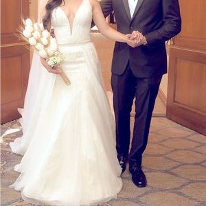 Mermaid wedding dress with long detachable skirt and long veil.